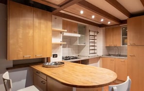 Dúplex (Viale Monza) | Cocina privada | Frigorífico, horno, placa de cocina y máquina de café espresso