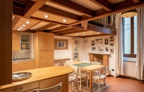 Maisonette (Viale Monza) | Eigene Küche | Kühlschrank, Ofen, Herdplatte, Espressomaschine