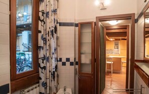 Duplex (Viale Monza) | Badrum | Dusch, bidé och handdukar