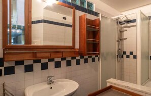 Duplex (Viale Monza) | Banheiro | Chuveiro, bidê, toalhas de banho 