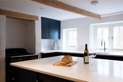 Stunning 2 Bedroom Detached Home in Arundel with Private Courtyard