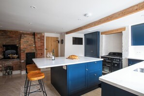 Fridge, microwave, oven, stovetop - Stunning 2 Bedroom Detached Home in Arundel with Private Courtyard (Arundel)