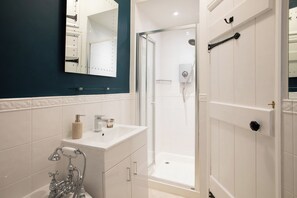 Articles de toilette (gratuits), séchoir à cheveux, peignoirs