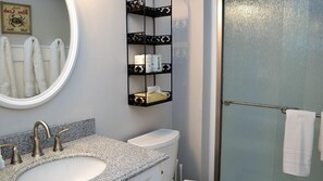 Apartment, Multiple Beds (ssbc #405) | Bathroom | Shampoo, toilet paper