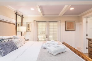 6 bedrooms, iron/ironing board, free WiFi, bed sheets