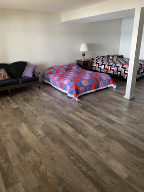 4 bedrooms, WiFi, bed sheets - The Lake House on Pelican Lake (Glenwood)