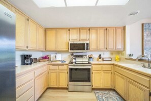 Køleskab, mikrobølgeovn, ovn, kogeplade