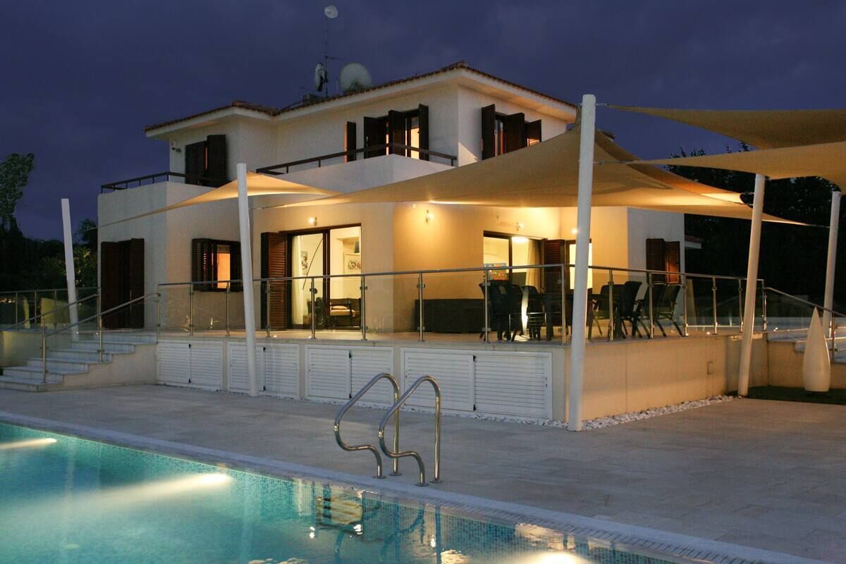 حمّام سباحة خارجي، حمّام سباحة مُدفَّأ