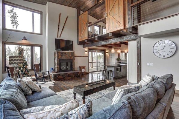 Smart TV, fireplace - Bearded Wonder – Hot tub, shuffleboard, foosball & modern rustic mountain luxury! (Lead)