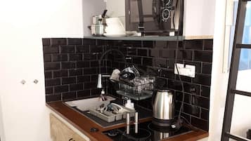 Een koelkast, een microgolfoven, een oven, een vaatwasser