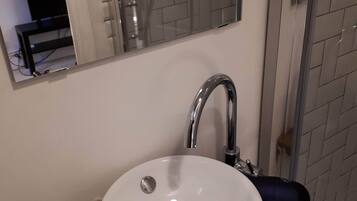 Sèche-cheveux, serviettes fournies