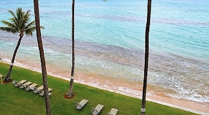 Beach nearby, sun-loungers, beach towels