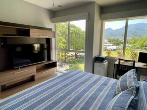 2 chambres, coffre-fort, fer et planche à repasser