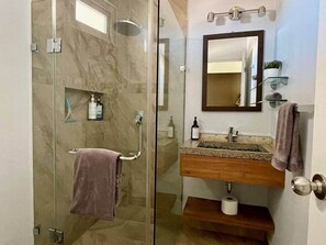 Shower, hair dryer, towels, soap - Apartment with spectacular mountain views. (Puerto Vallarta)