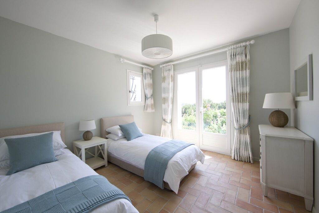 5 habitaciones, tabla de planchar con plancha, cuna de viaje y wifi 