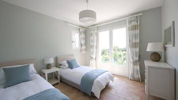 5 habitaciones, tabla de planchar con plancha, cuna de viaje y wifi