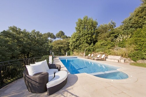 Beautiful villa in gated Domaine in French Riviera, stunning views, heated pool