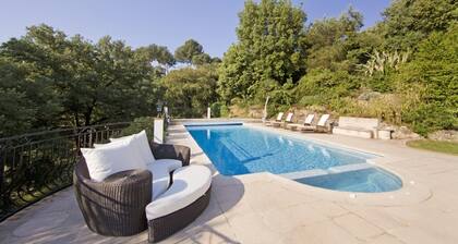 Beautiful villa in gated Domaine in French Riviera, stunning views, heated pool