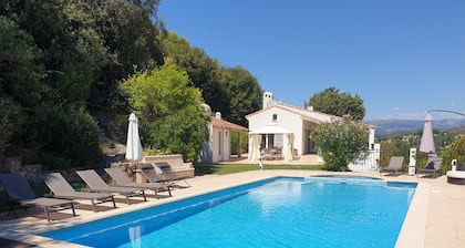 Beautiful villa in gated Domaine in French Riviera, stunning views, heated pool