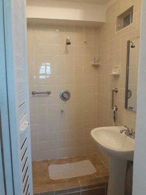 Dusche, Haartrockner, Handtücher, Seife