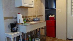 Réfrigérateur, micro-ondes, cafetière/bouilloire, bouilloire électrique