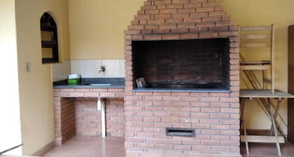 Sítio com Piscina, Campo, Lago Para Pesca e Acomodações Excelentes