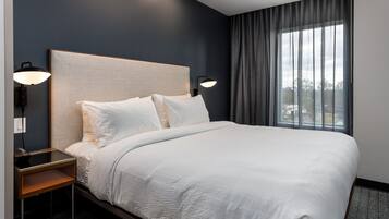 Schreibtisch, laptopgeeigneter Arbeitsplatz, Bügeleisen/Bügelbrett