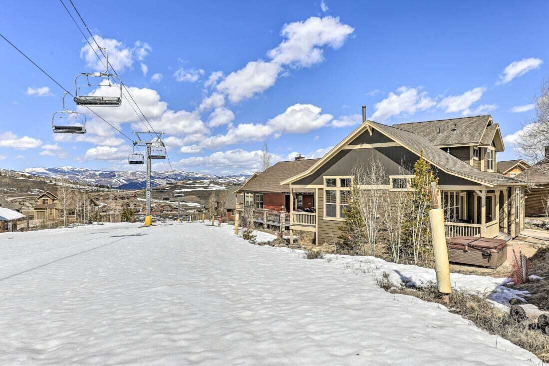Amazing Home Directly on the Lift! Ski-In/Out, Private Hot Tub, Amazing Views!