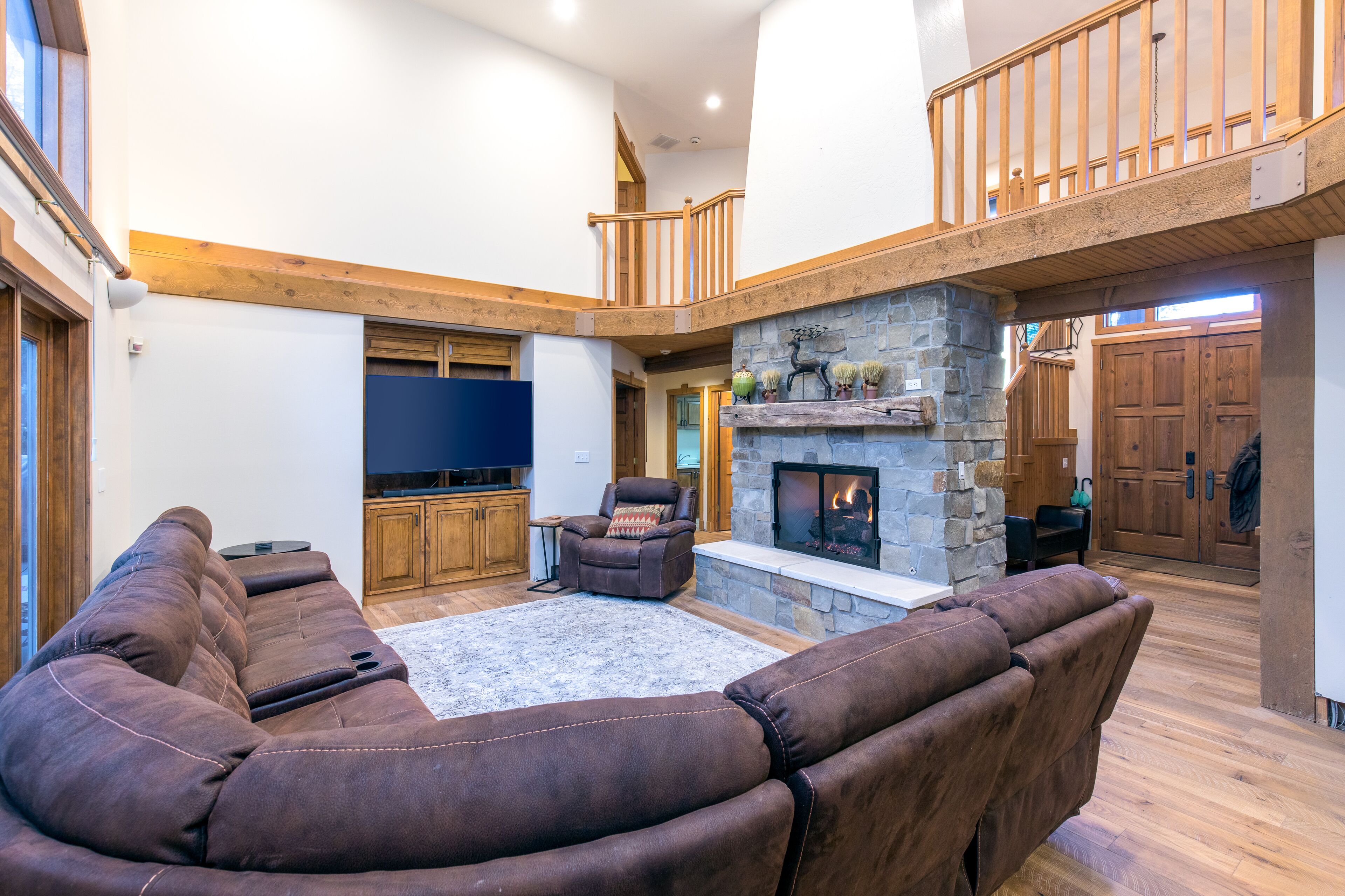 Beautiful Newly Remodeled Private Home. 5 Mins to DV Lifts and Main Street!