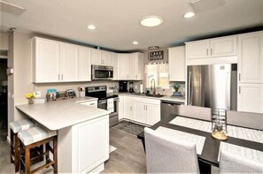 Een koelkast, een magnetron, een oven, een kookplaat