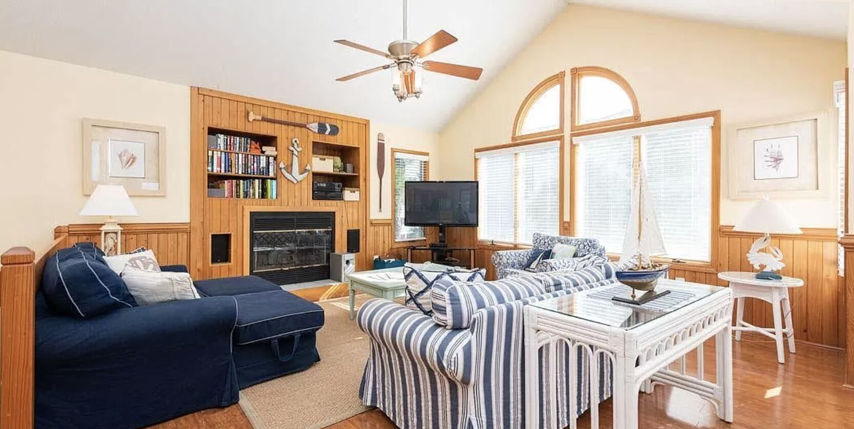 Lakefront, 5bed/4bath, private pool, hot tub, bikes!