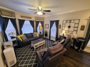 TV, fireplace, video games, books - Wow! - Downtown Kalamazoo - 3rd Floor Arcade! (Kalamazoo)