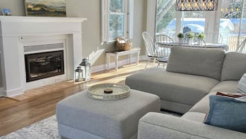 Een smart-tv, een open haard, tafelvoetbal en een tafeltennistafel