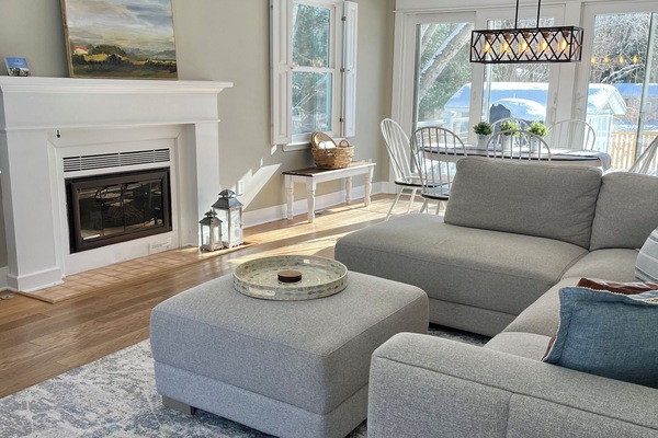 Televisor intel·ligent, llar de foc, futbolí i taula de tennis de taula