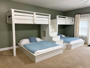 3 عدّة غرف نوم ومكتب وسرير سفر وواي فاي