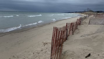 Ligstoelen aan het strand