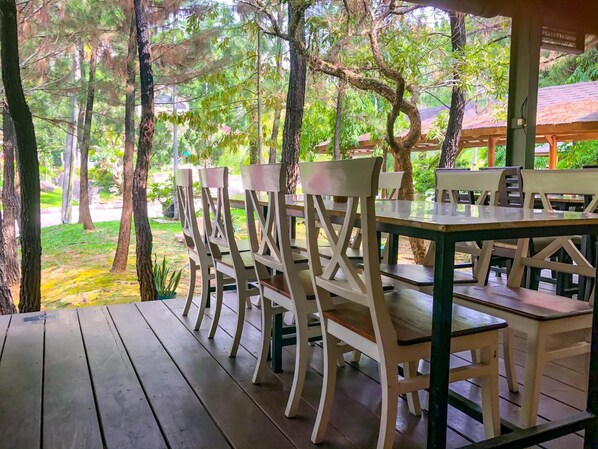 Outdoor dining - New Green Sentul Resort (Sentul City)