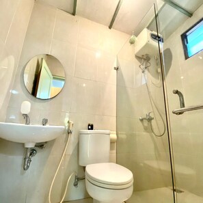Bathroom - New Green Sentul Resort (Sentul City)