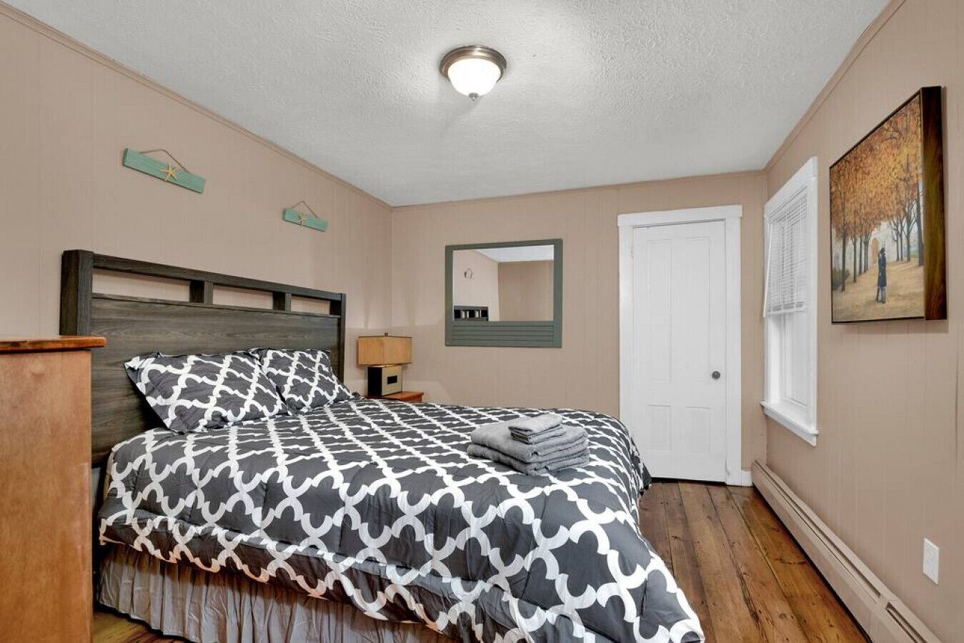 Clean & Cozy Apartment Near Downtown Saco