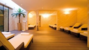 Ein Spa-Bereich mit Massagetischen und einer Rezeption.