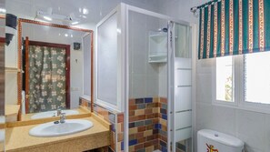 Ducha, secador de pelo y toallas
