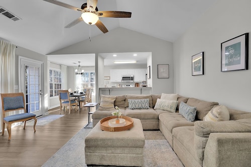 Location, Location! Minutes away from Mall of GA!