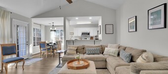 Location, Location! Minutes away from Mall of GA!