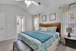 4 bedrooms, iron/ironing board, travel crib, free WiFi - Location, Location! Minutes away from Mall of GA! (Buford)