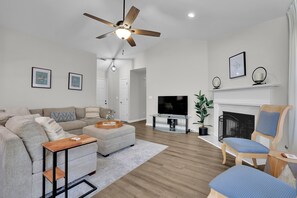 Smart TV, fireplace, table tennis - Location, Location! Minutes away from Mall of GA! (Buford)