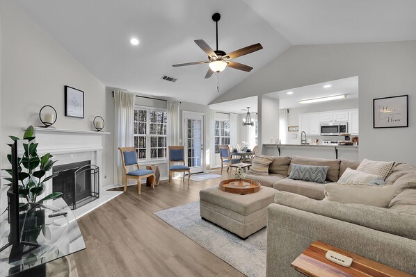 Smart TV, fireplace, table tennis - Location, Location! Minutes away from Mall of GA! (Buford)
