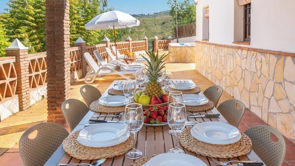 Outdoor dining - Los Almendros de Manuela El Borge by Ruralidays (Málaga)