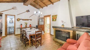 Televisión y chimenea