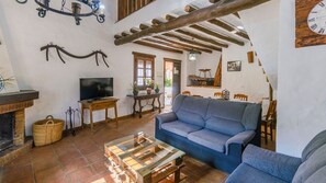 Una televisión, una chimenea