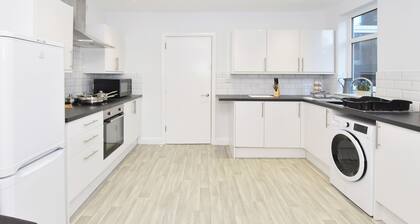 Townhouse @ 272 Walthall Street Crewe